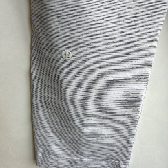 Lululemon On The Fly crop 23”, Gray Striped , Size 4 B103 - Picture 7 of 8